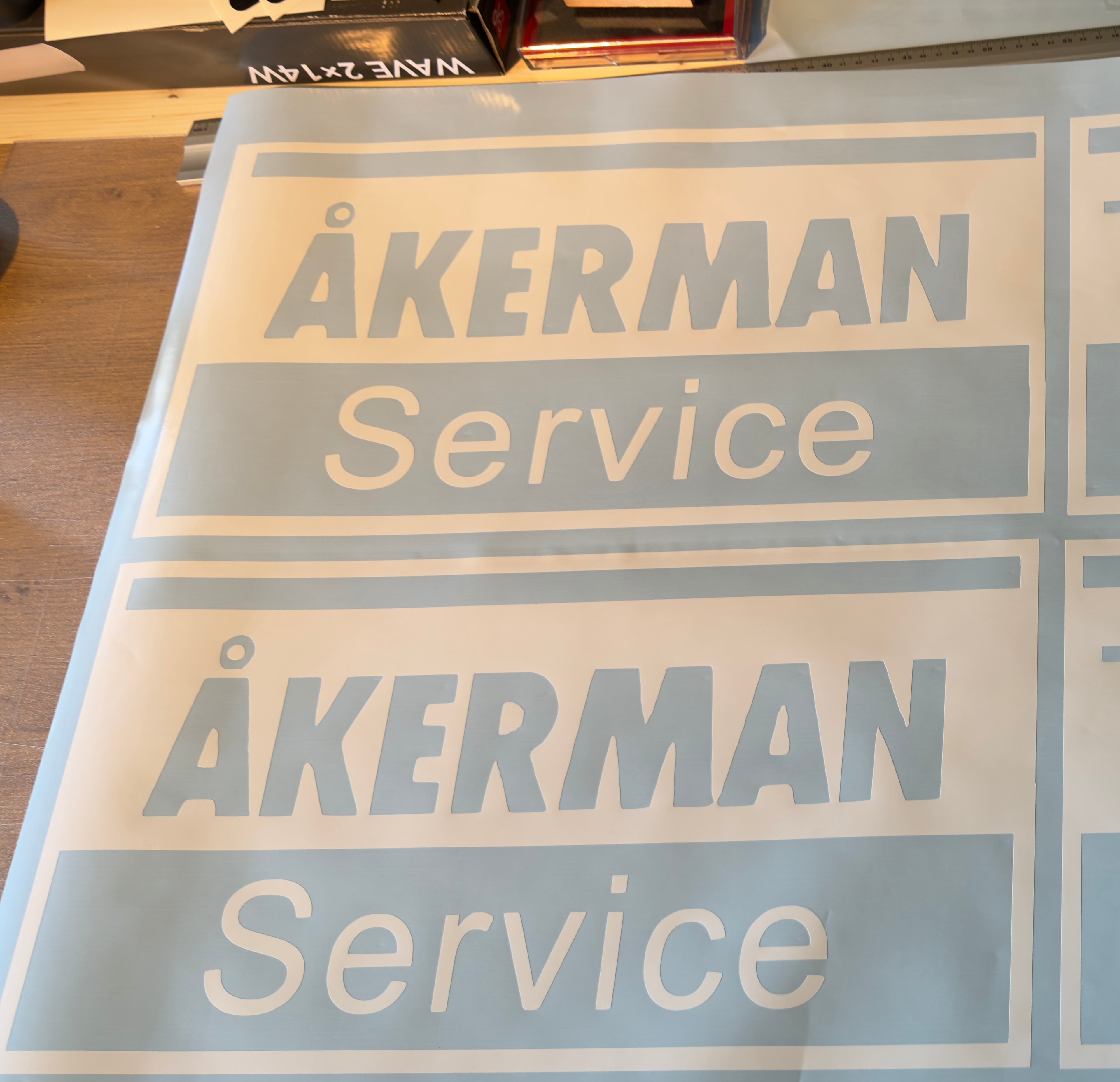 🔧 Åkerman service klistremerke – stilrent og originalt preg!