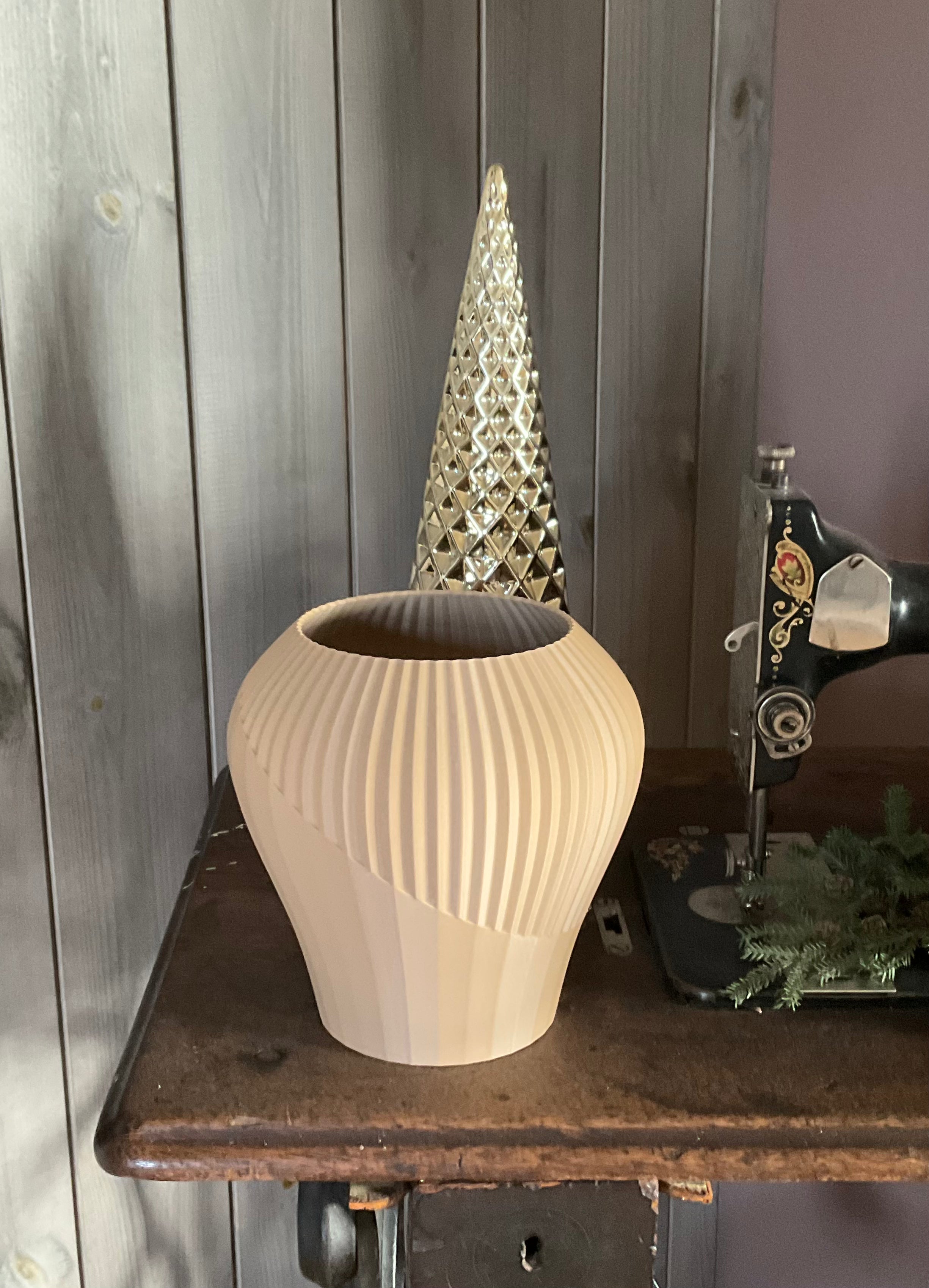 Japandi-inspirert vase – stilren og moderne Peanøtt Brun